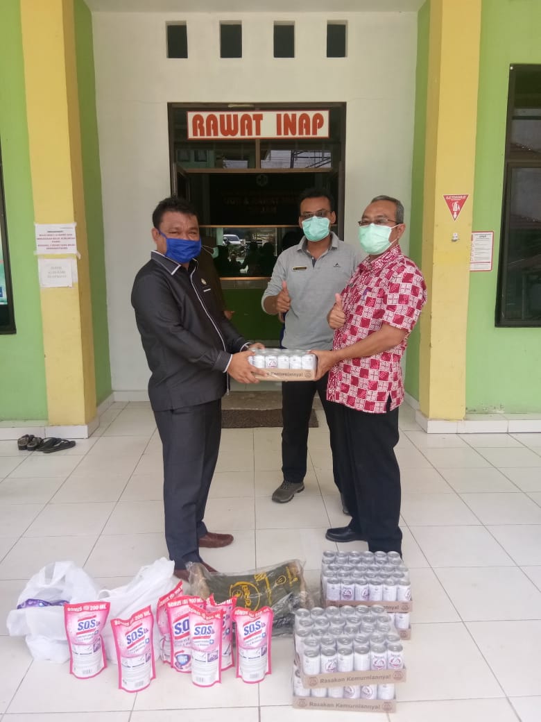 Ketua Komisi C DPRD Inhu Beri Bantuan APD, Deterjen dan Suplemen ke Puskesmas
