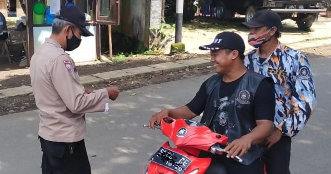 Polsek Ujungjaya Gelar Ops Yustisi dan Bagikan Masker
