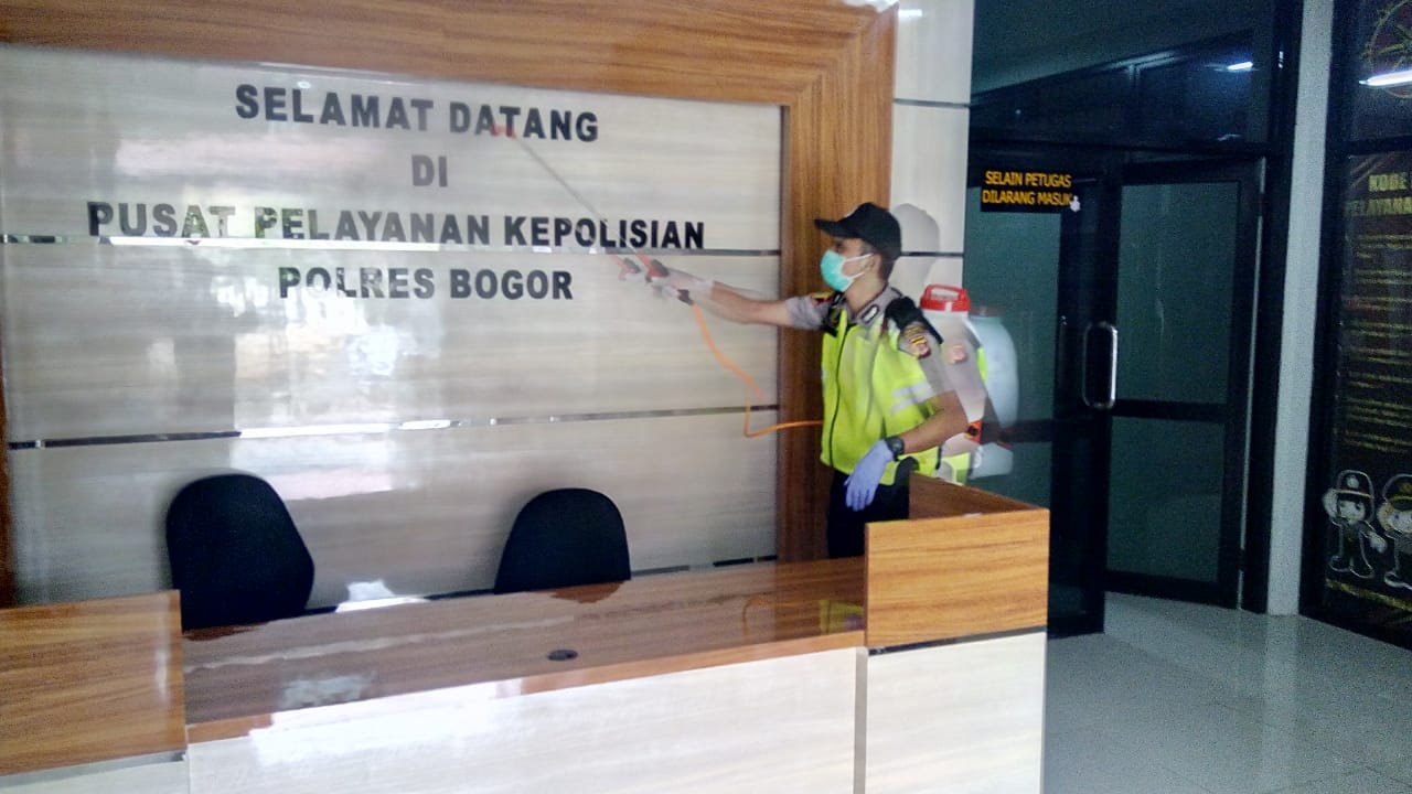 Polres Bogor Lakukan Penyemprotan Desinfektan di Ruangan-Ruangan