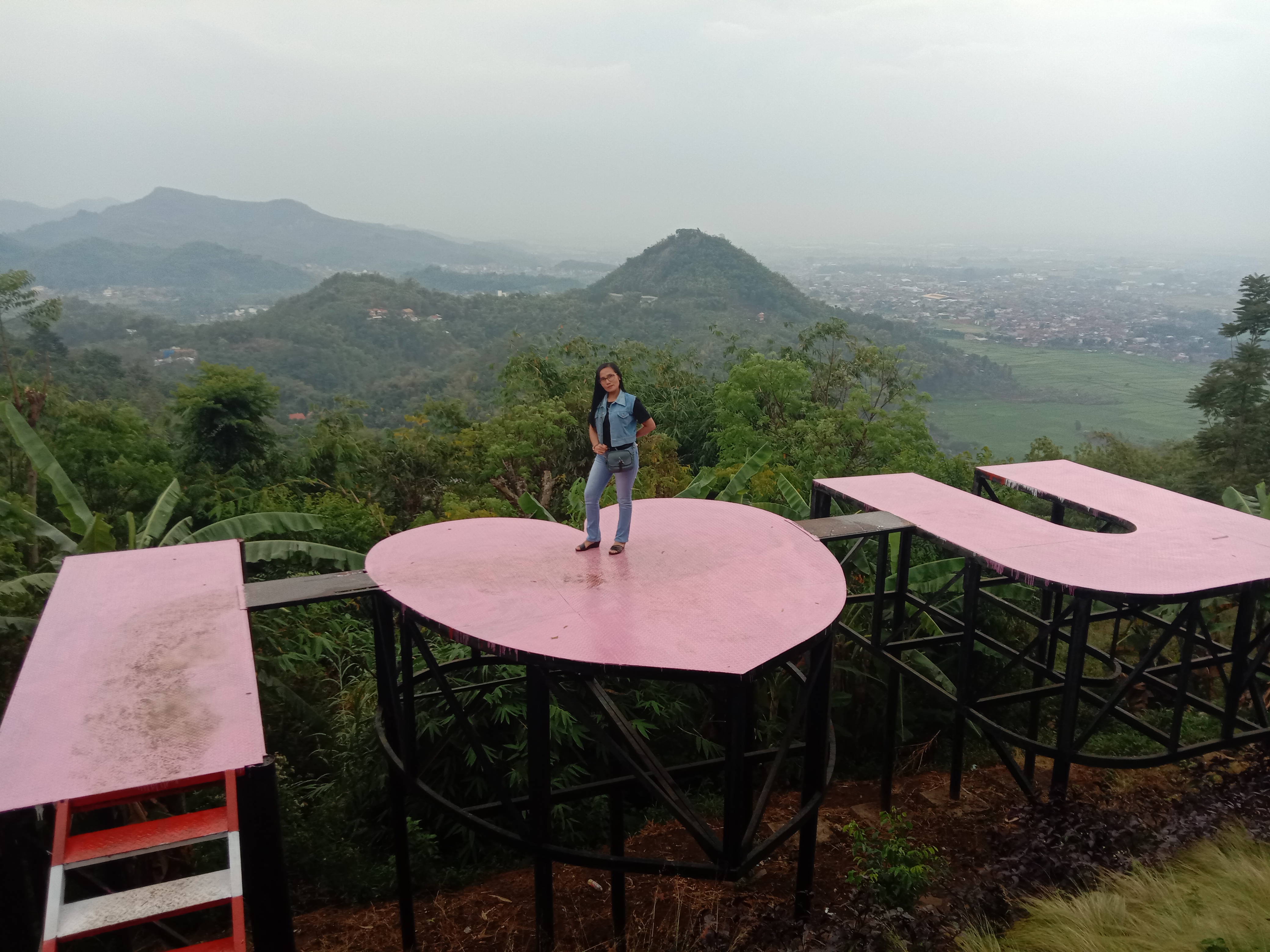 Menikmati Pemandangan Sore Hari di Taman Love Bandung Selatan