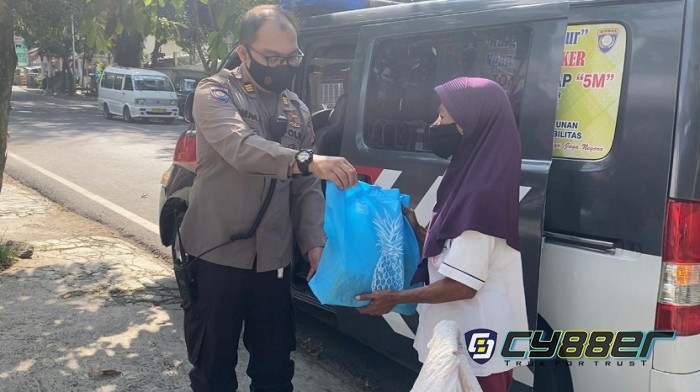Lagi.. Dalam PPKM Darurat Polri Bagikan Sembako