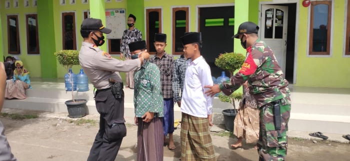 Polsek Krangkeng Mengedukasi Remaja Untuk Membiasakan Diri disiplin Mengikuti Anjuran Protokol Kesehatan 3M