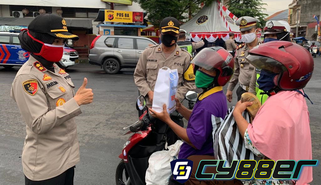 Kapolres Banjar Beri Hadiah Pada Warga Yang Disiplin Mematuhi Protokol Kesehatan