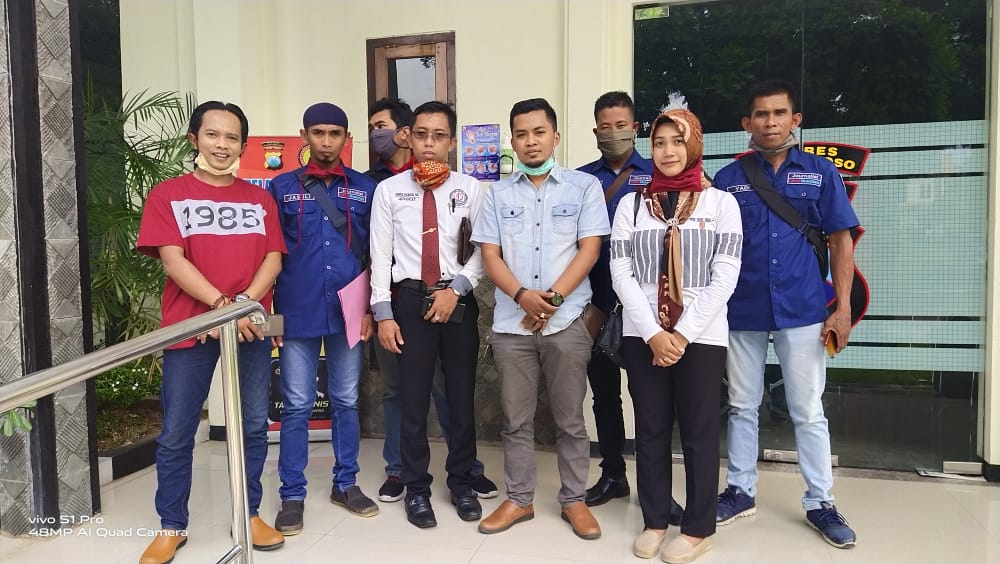 Merasa dirugikan Dimedsos Arik kurniawan didampingi Pengacara kondang Laporkan Akun FB palsu Yan diyan Ke polres Bondowoso