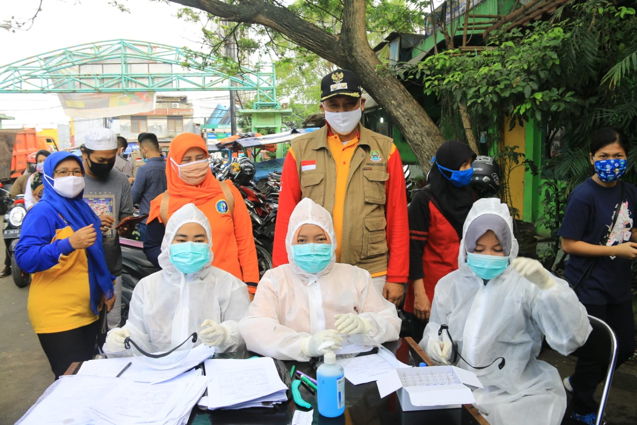 Wakil Walikota Dr Tri Adhianto Tinjau 4 Lokasi Tes Swab Covid-19 di Pasar Tradisional dan Sosialisasikan Aturan PSBB
