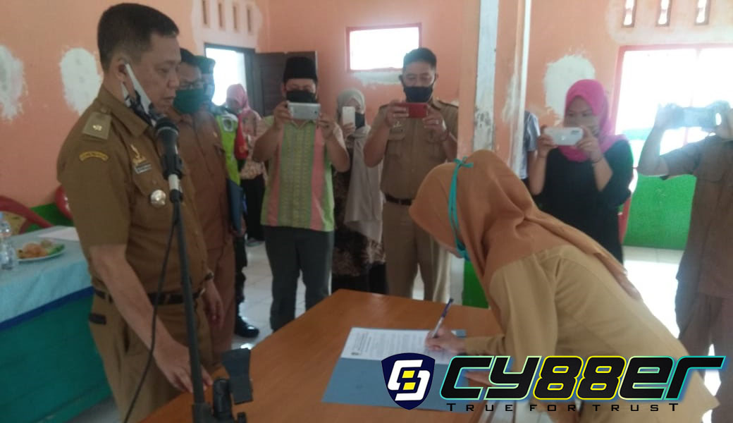 Bhabinkamtibmas Polsek Pamarican Hadiri dan Kawal Pelantikan Perangkat Desa Sukamukti