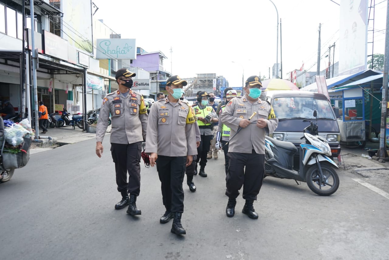Polres Cimahi Bagikan 5000 Masker Gratis pada Ops Patuh Lodaya 2020 di Lembang