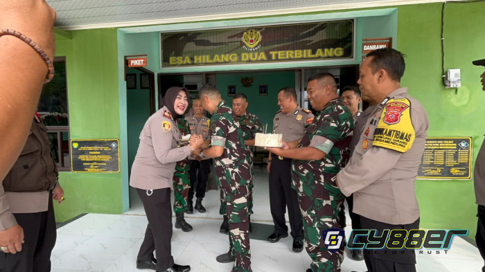 Di HUT TNI Ke 81 TH, Kapolsek Megamendung Berikan Kejutan ke Posmil 0621 Kecamatan Megamendung