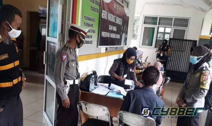 Laksanakan PPKM Darurat, TNI Bersinergi Bersama Polri Pantau Vaksinasi  Secara Masal