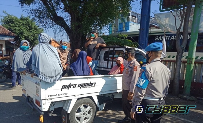 Polisi Pantau Vaksinasi Sinergitas di Gerai Vaksin Presisi Desa Babakananyar