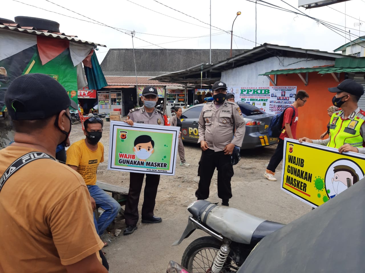 Ingatkan Warga Akan Protokol Kesehatan, Personel Polres Indramayu Polda Jabar Blusukan di Pasar Edukasi 3M