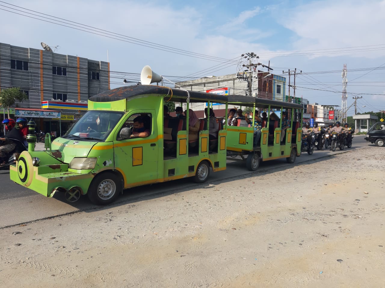 Kapolsek Tenayan Raya Pekanbaru Lakukan Kegiatan Konvoi Himbauan Pencegahan Virus Corona
