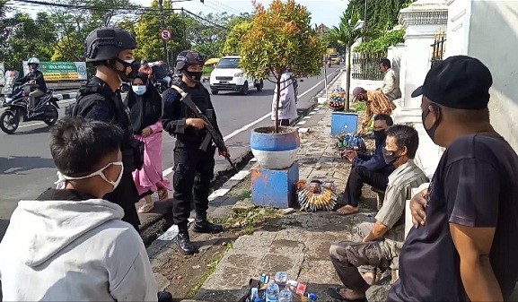 Sat Brimob Polda Jabar Himbau Prokes Kepada Pedagang Asongan Sekitar Cipanas