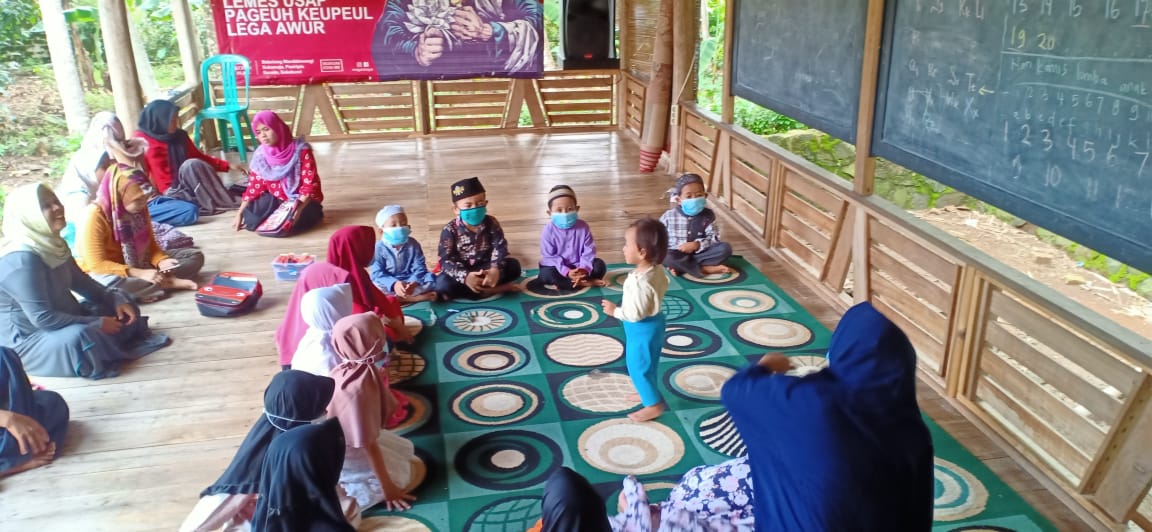 Padepokan Mundingwangi Surade, Dirikan Sekolah Warga