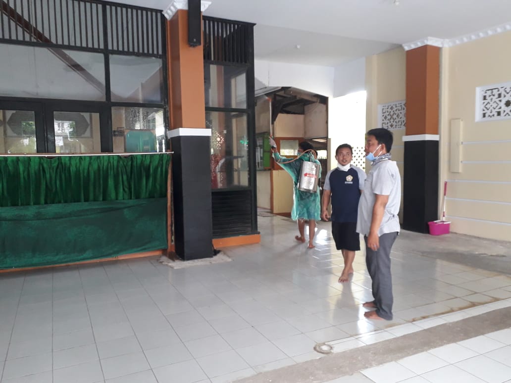 Pemdes Sumberjaya dan Warga, Gotong Royong Upaya Pencegahan Wabah Covid-19 ￼ 