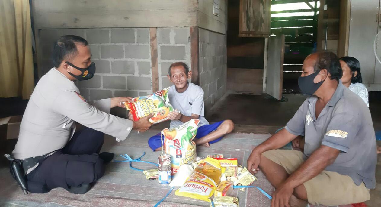 Polsek Kuala Cenaku Santuni Manula Kurang Mampu