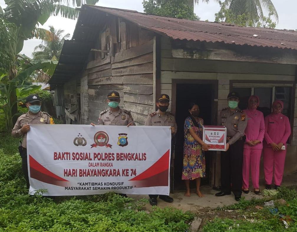 Peringati Hari Bhayangkara. Polsek Mandau Lakukan Giat Sosial Penyerahan Sembako Kepada Warga Kurang Mampu