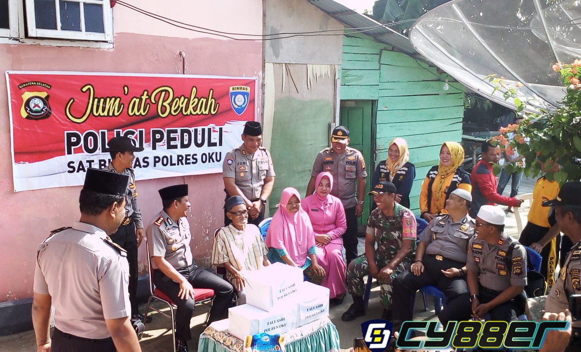 Kapolres OKU Didampingi Istri Beserta Jajaranya Berbagi Tali Asih Berupa Sembako dan Kesehatan Grstis Pada Jum"at Barokah