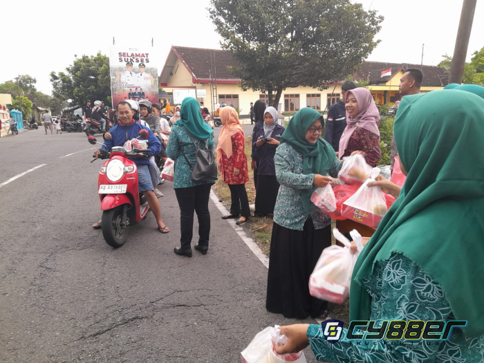 Kecamatan Polanharjo dan LDII Berbagi Takjil di Bulan Ramadhan