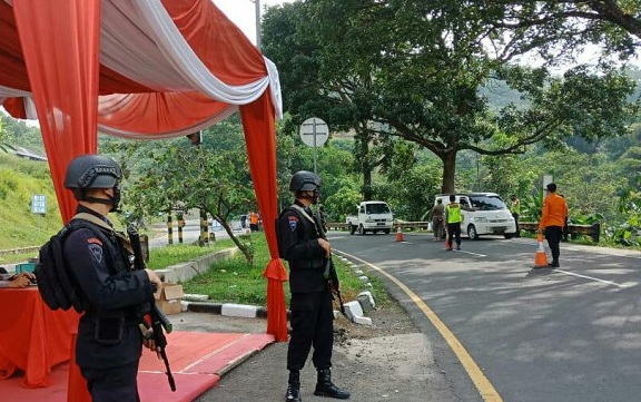 Hari Kedua Operasi Ketupat Lodaya, Sat Brimob Polda Jabar Siaga di Jalur Lalu Lintas Kota Tasikmalaya