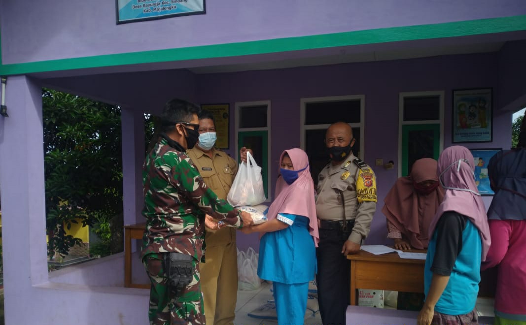 Monitoring Penyaluran BPNT, Bhabinkamtibmas Polsek Sukahaji Imbau Warga Untuk Patuhi 3M Prokes