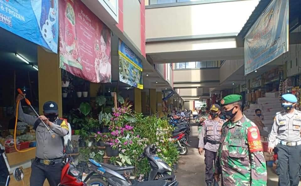 Cegah Penyebaran Covid-19, Polres Majalengka Polda Jabar Sosialisasikan Penerapan 3M Sekaligus Semprot Disinfektan di Lokasi Pasar