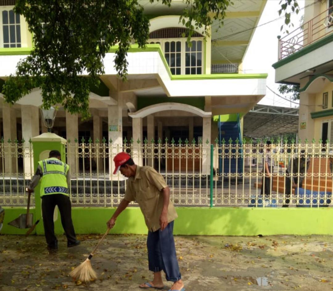 Jalin Kemitraan, Polsek Kedokanbunder Tingkatkan Kerja Bakti Dengan Bersihkan Mesjid