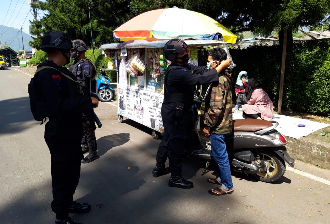 Edukasi New Normal, Personel Sat Brimob Polda Jabar Bagikan Masker Pada Pedagang Kelontong