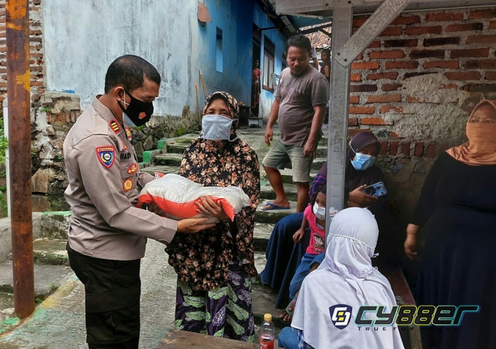 Peduli Dengan Warganya, Kasat Binmas Polres Cilegon Beri Bansos 