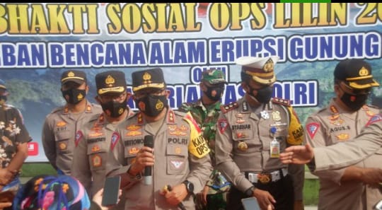 Korlantas Polri Membagikan Ribuan Paket Sembako Kepada Para Pengungsi Erupsi Gunung Merapi di Klaten