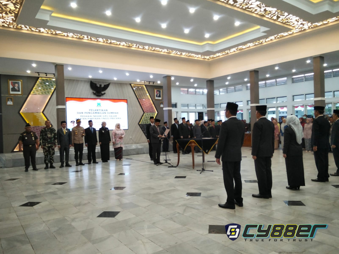 Pelantikan Pejabat Eselon II dan Pengambilan Sumpah PNS di Pemkab Garut