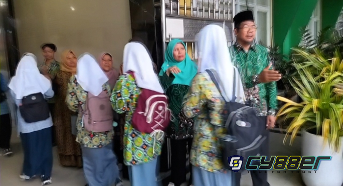 Sambut Pagi Dengan Cinta, GTK MAN 2 Kota Cilegon Rutin Sambut Kedatangan Siswa Setiap Pagi