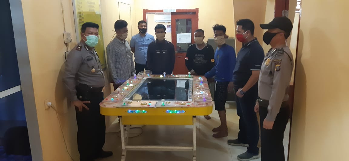 Berantas Perjuadian, Polsek Kandis Mengamankan 4 Diduga Pelaku dan Meja Judi Jenis Tembak Ikan