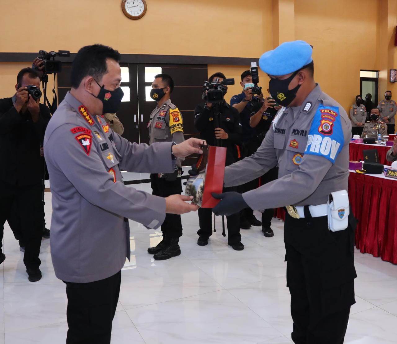 Kapolri Memberikan Penghargaan Berupa Kesempatan Sekolah Perwira Kepada Personel Polda DIY yang Berprestasi