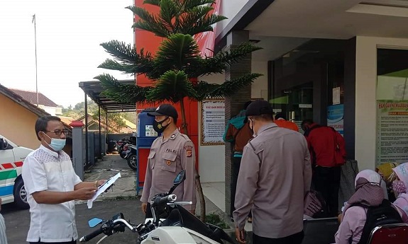 Polres Majalengka Polda Jabar Monitoring Pelaksanaan Vaksinasi Bagi Guru SD dan Manula