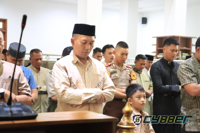 Kapolres Bogor AKBP Rio Wahyu Anggoro Laksanakan Sholat Idul Adha dan Kurban Bersama Anggota Polres Bogor 