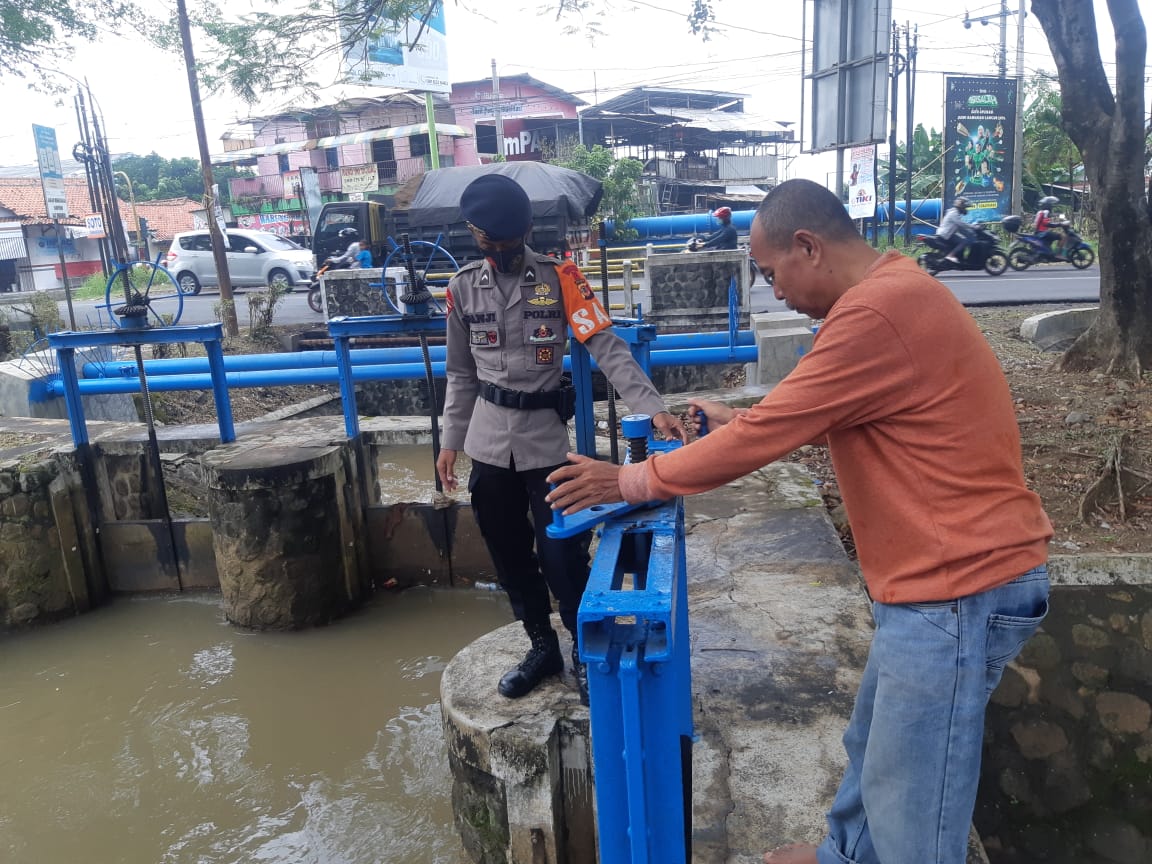 Antisipasi Banjir, Sat Brimob  Polda Jabar Terus Pantau Debit Pintu Air Wilayah Talun