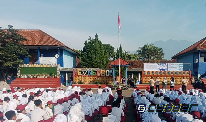 Hari Pertama Masuk Sekolah, Murid Baru Antusias Ikuti MPLS di Halaman Sekolah SMP Cigombong1 