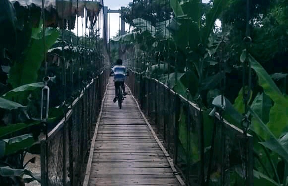 Jembatan gantung Penghubung Dua Provinsi Jabar - Jateng Rusak Dan Mulai Berlubang. 