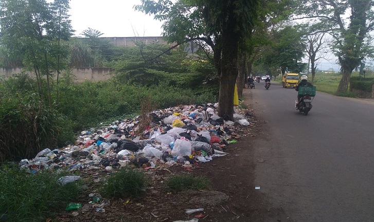 Tak Sedap Dipandang, Sampah Menumpuk di Jalan Raya Banjaran-Soreang