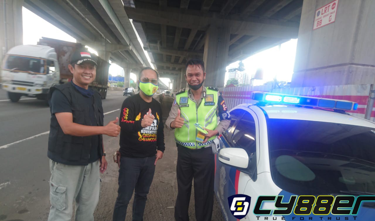 DPN WN 88, Redaksi dan Perwakilan Cyber88 Provinsi Riau, Membagikan Masker Kepada Polisi Jalan Raya Yang Bertugas di Jalan Tol