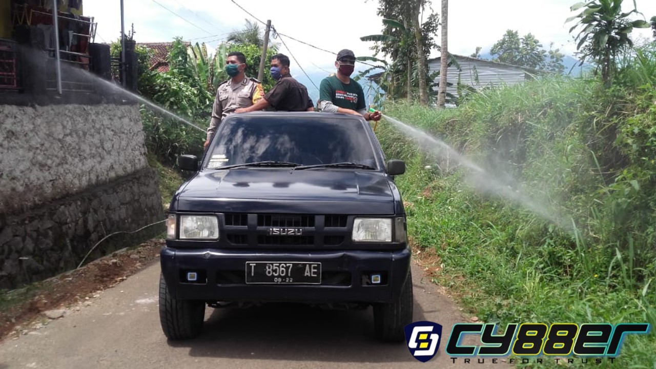 Antisipasi Penyebaran Covid 19, Pemdes Pasir Jaya Cigombong Bogor Lakukan Penyemprotan Disinfektan dan Pembagian Masker di Sepanjang Jalan Alternatif