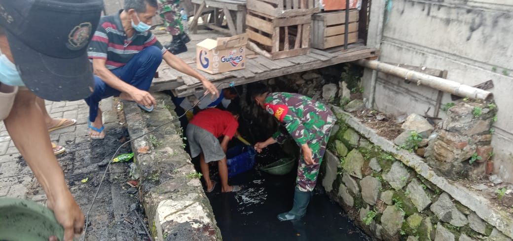 Koramil 2301/Cilegon Laksanakan Kerja Bakti Bersama Masyarakat Lingkungan Telu Jombang Wetan