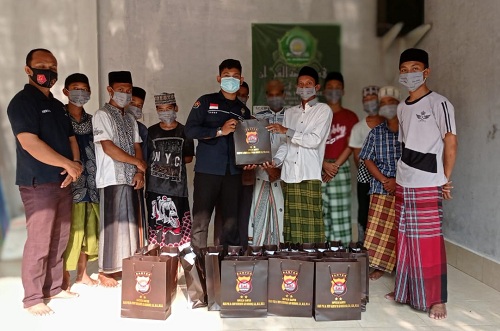 Kapolda Banten Berbagi 3000 Alat Sholat ke Pondok Pasantren dan Panti Asuhan