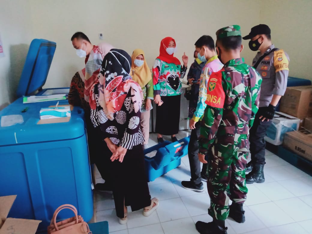 Sertu Tamirin Kawal Penuh Vaksin Sinovac Sampai Ke Puskes Tulang Bawang Dengan Aman