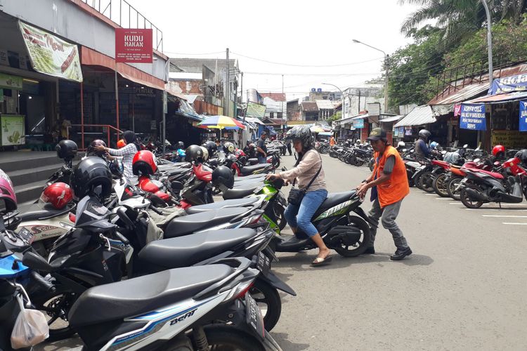 Dishub Sumedang Gaet 300 Tukang Parkir Bantu Pelayanan Parkir Berlangganan