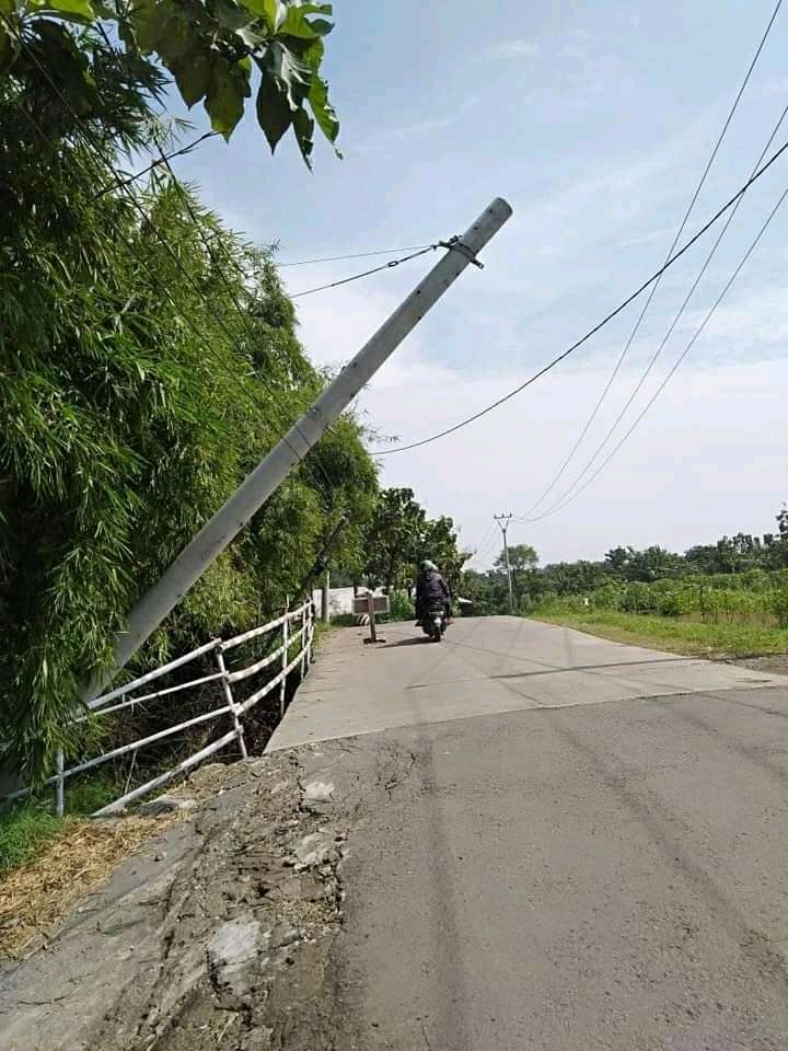 Hampir Roboh, Pengguna Jalan Cemas Tertimpa Tiang Listrik