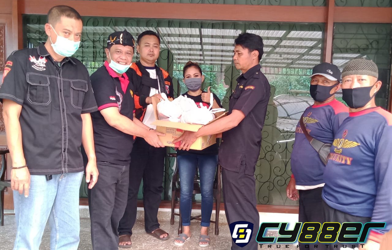 Relawan Forum S3 dan Sejumlah Perkumpulan di Bandung Bagikan Sembako dan Kebutuhan Lainnya Pada Warga