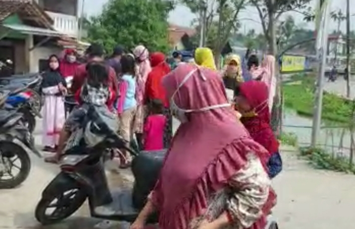 Pembagian Sembako di Kediaman Bupati Bekasi, Diduga Langgar Prokes, Jurnalis di Halang-Halangi Satpol PP