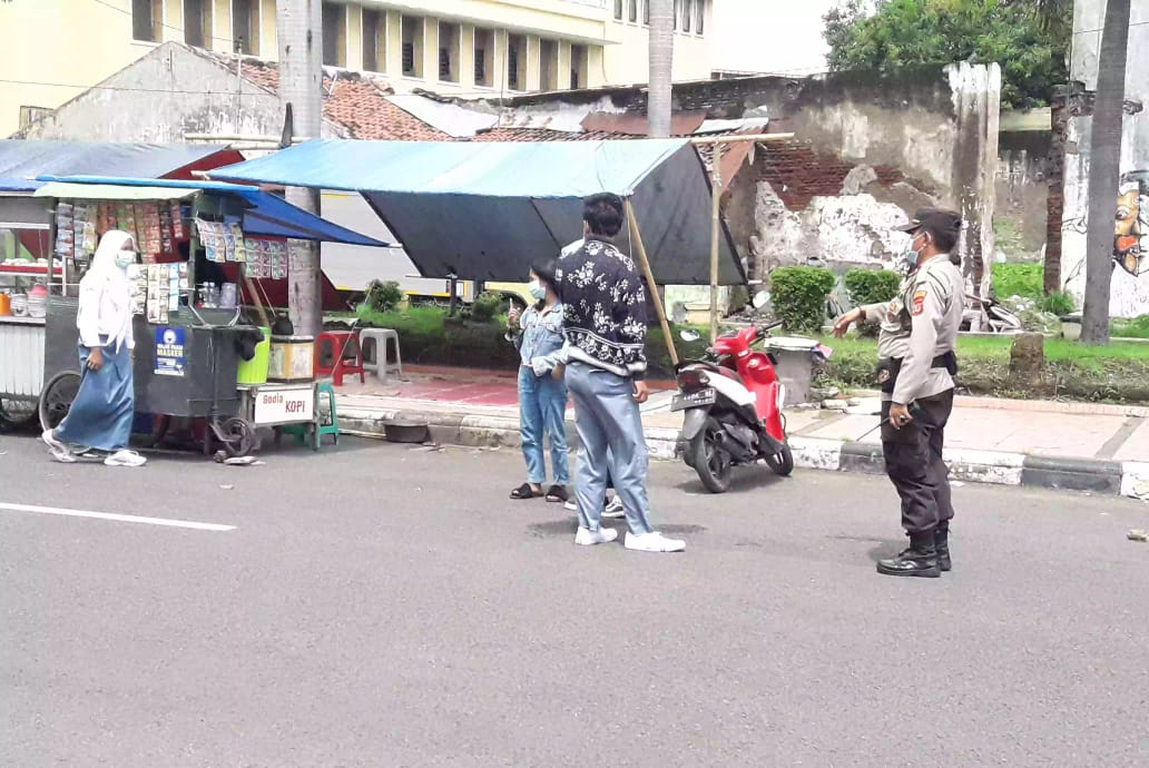 Personel Polres Cirebon Kota Polda Jabar Tingkatkan Ops Yustisi dengan Sambangi Warga 